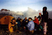 Foto di gruppo - sullo sfondo il Mawenzi